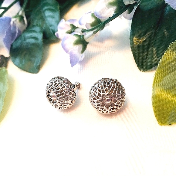 🌸Vintage Monet Silver Filigree Post Earrings🌸 - Picture 4 of 8